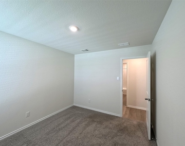 1148 Samantha Drive - Photo Thumbnail 6