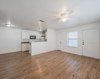 8121 Doreen Avenue - Photo Thumbnail 4