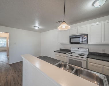 8121 Doreen Avenue - Photo Thumbnail 7
