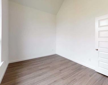 1553 Wyler Drive - Photo Thumbnail 12