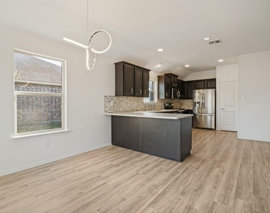 2815 Briarbrook Drive - Photo Thumbnail 4