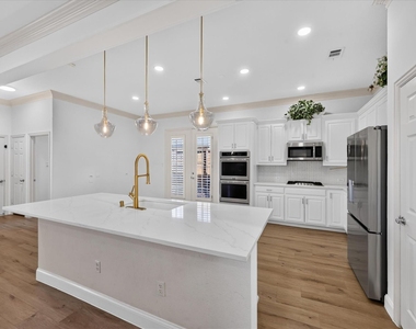 10601 Whispering Pines Drive - Photo Thumbnail 8