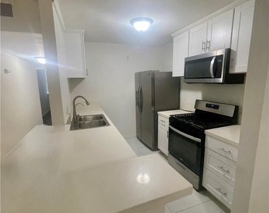 18620 Hatteras St, #102 - Photo Thumbnail 1