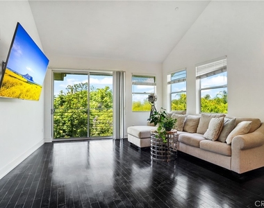 12837 Moorpark Street - Photo Thumbnail 10