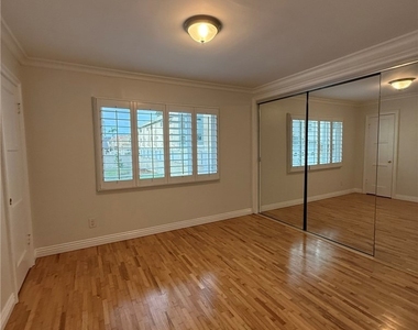 2419 Marshallfield Lane - Photo Thumbnail 9