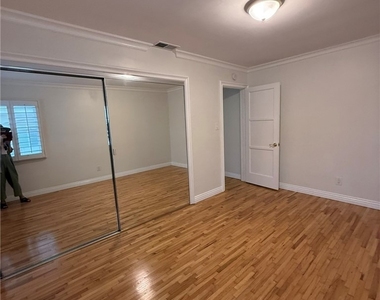 2419 Marshallfield Lane - Photo Thumbnail 8