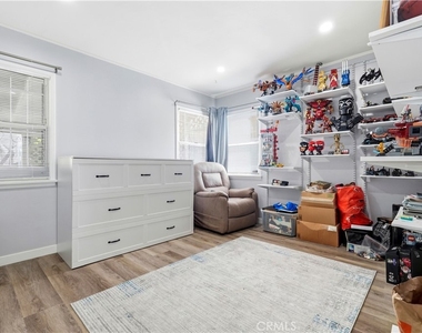 711 Stepney Street - Photo Thumbnail 5