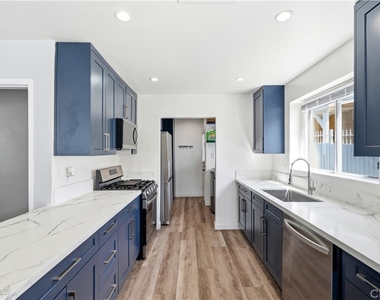711 Stepney Street - Photo Thumbnail 1