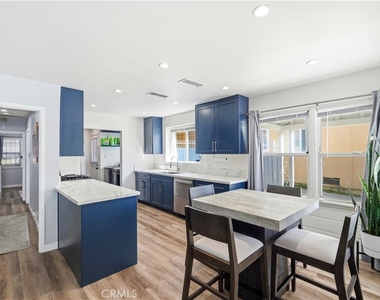 711 Stepney Street - Photo Thumbnail 3