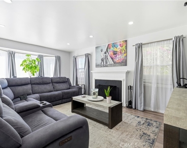 711 Stepney Street - Photo Thumbnail 2