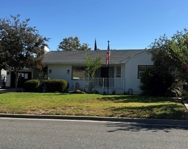 5056 Woodman Avenue - Photo Thumbnail 2