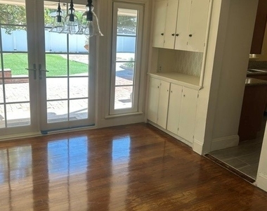 5056 Woodman Avenue - Photo Thumbnail 12