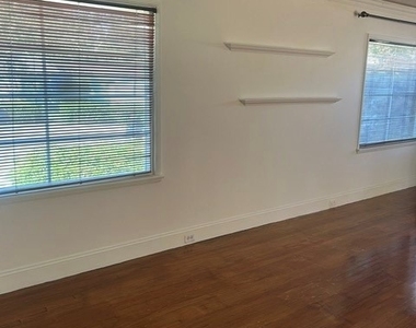 5056 Woodman Avenue - Photo Thumbnail 10