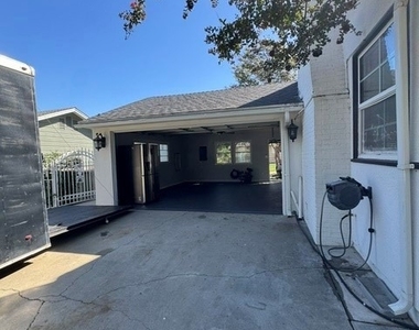5056 Woodman Avenue - Photo Thumbnail 4