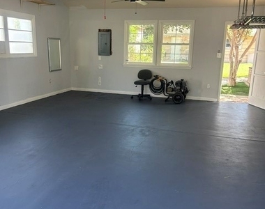 5056 Woodman Avenue - Photo Thumbnail 5