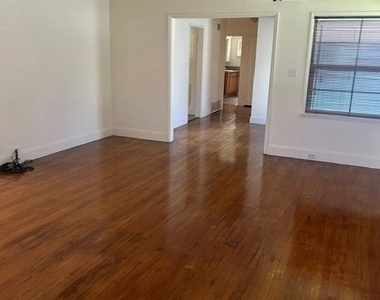 5056 Woodman Avenue - Photo Thumbnail 11