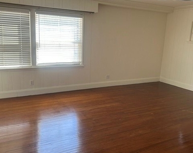 5056 Woodman Avenue - Photo Thumbnail 27