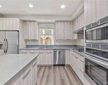 501 W Foothill Boulevard - Photo Thumbnail 7
