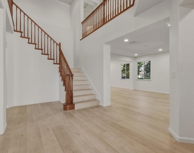 370 Dante Ct - Photo Thumbnail 3