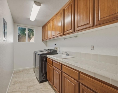 370 Dante Ct - Photo Thumbnail 9