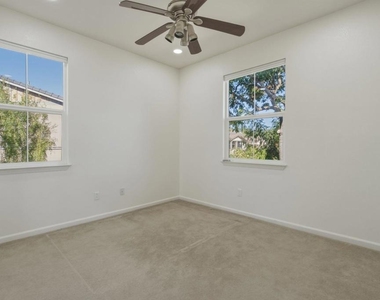370 Dante Ct - Photo Thumbnail 18