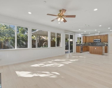 370 Dante Ct - Photo Thumbnail 14