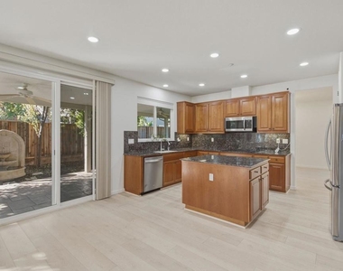 370 Dante Ct - Photo Thumbnail 12