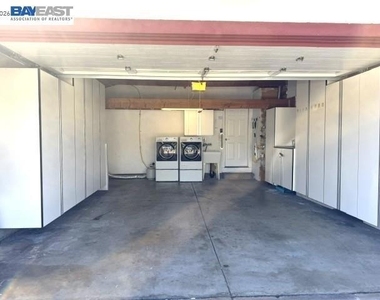 300 Kingsley Pl - Photo Thumbnail 16