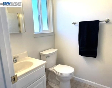 300 Kingsley Pl - Photo Thumbnail 13