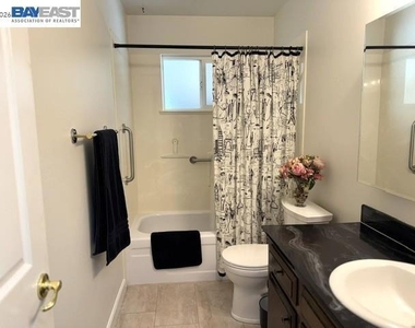 300 Kingsley Pl - Photo Thumbnail 10