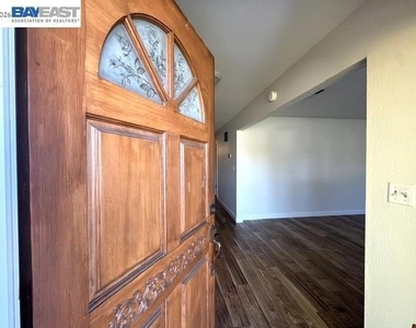 300 Kingsley Pl - Photo Thumbnail 2