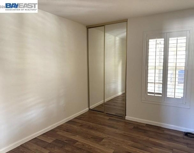 300 Kingsley Pl - Photo Thumbnail 9