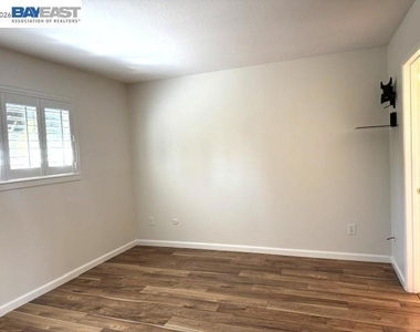 300 Kingsley Pl - Photo Thumbnail 12