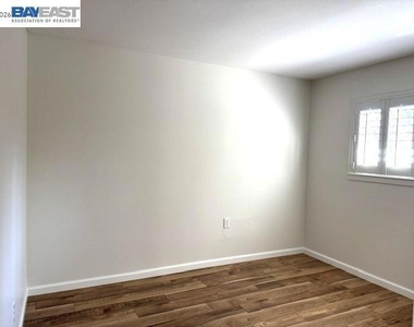 300 Kingsley Pl - Photo Thumbnail 11