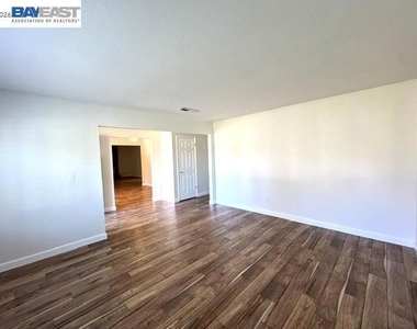 300 Kingsley Pl - Photo Thumbnail 3