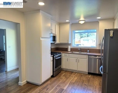 300 Kingsley Pl - Photo Thumbnail 4