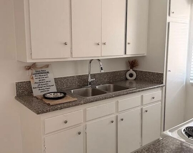 7533 Vineland Avenue - Photo Thumbnail 1