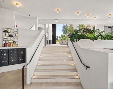 3004 Sunset Boulevard - Photo Thumbnail 12
