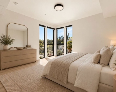 3004 Sunset Boulevard - Photo Thumbnail 5