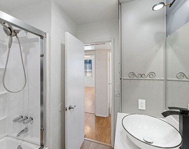 5325 Newcastle Avenue - Photo Thumbnail 11