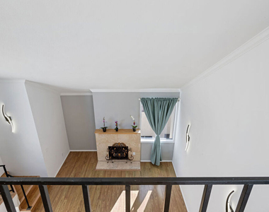 5325 Newcastle Avenue - Photo Thumbnail 2