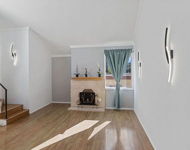 5325 Newcastle Avenue - Photo Thumbnail 3