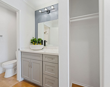5325 Newcastle Avenue - Photo Thumbnail 15