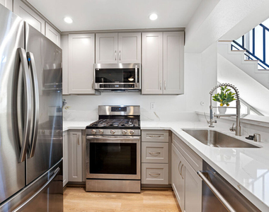 5325 Newcastle Avenue - Photo Thumbnail 5