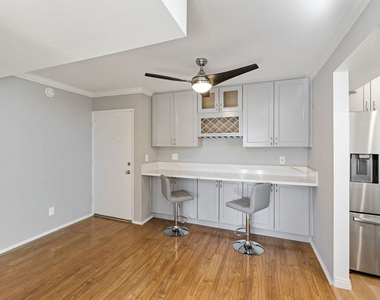 5325 Newcastle Avenue - Photo Thumbnail 7