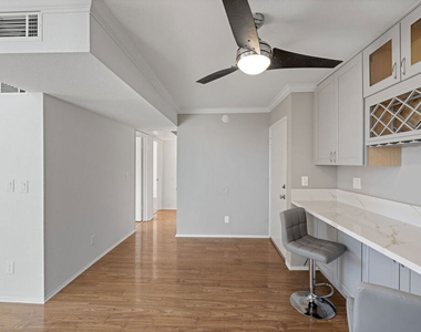 5325 Newcastle Avenue - Photo Thumbnail 8