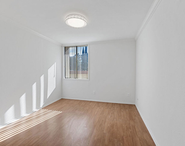 5325 Newcastle Avenue - Photo Thumbnail 10