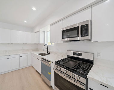 5655 Case Avenue - Photo Thumbnail 3