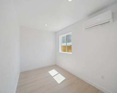 5655 Case Avenue - Photo Thumbnail 11
