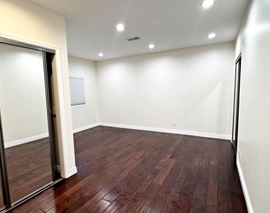 6433 Oakdale Avenue - Photo Thumbnail 12